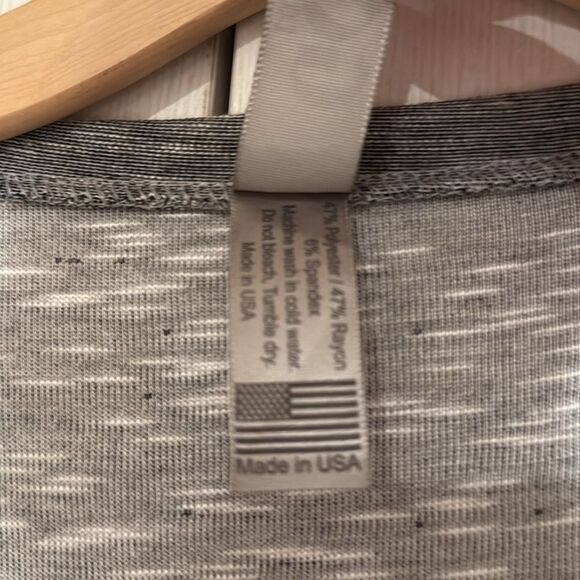 V-neck packet t-shirt - Picture 11 of 12